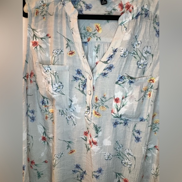 Torrid Lightweight Sleeveless Floral Top - Light Gray Size Torrid 2 (2x - 18/20) - Picture 4 of 4